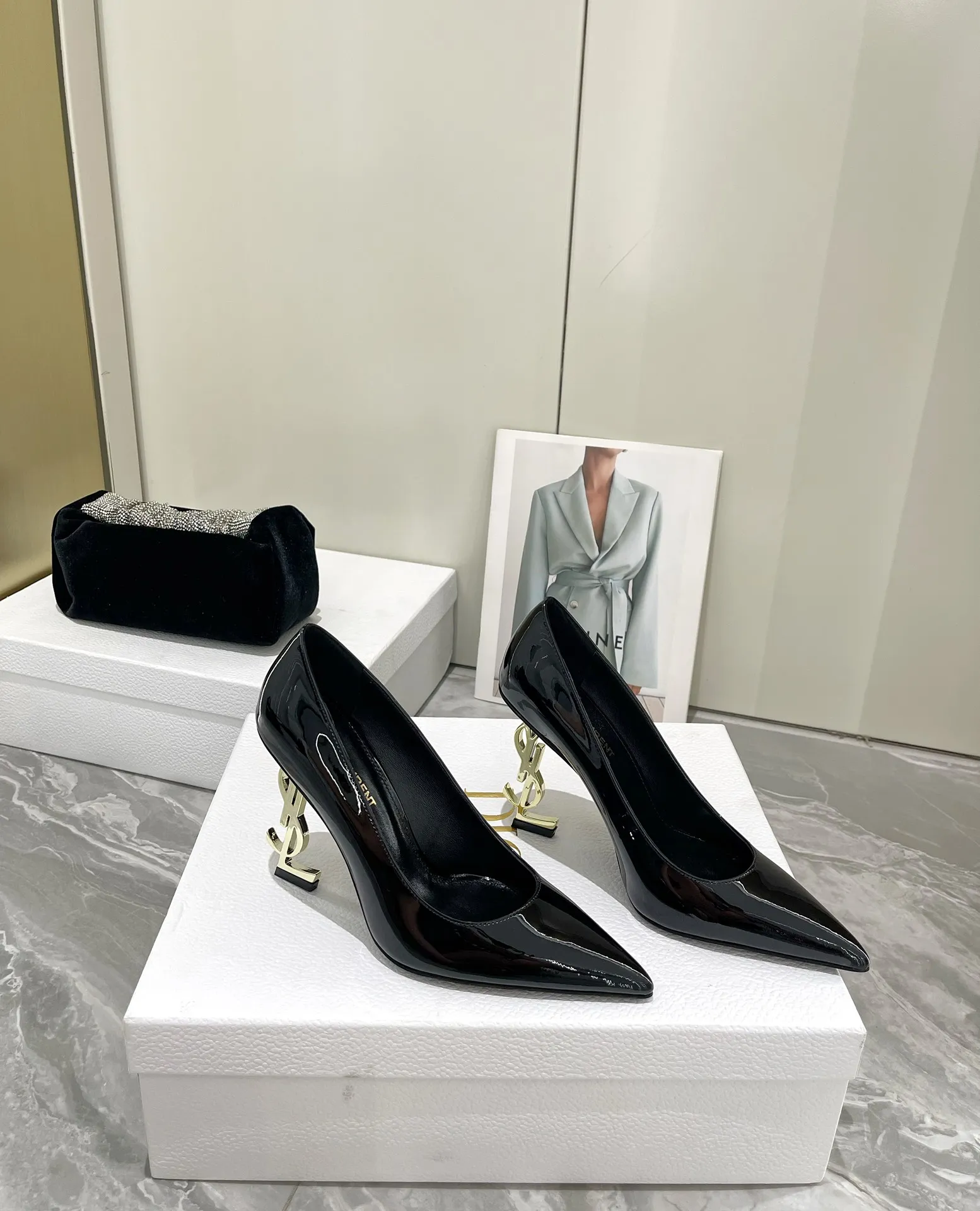 👟👟Ex-factory price 560👟👟 Women's Shoes Factory YSL Saint Laurent fashionable logo and new high-heeled shoes✔️✔️✔️ Only YSL understands women's hearts best! The exquisite shoe last and the original molded custom logo heel are also the biggest highlights of this pair of shoes! The upper is exquisite and high-end! Full of goddess style🥂 💙 Upper: imported calf leather, cow patent leather 💙 Lining: imported 🐑 sheep leather 💙 Sole: imported leather outsole 💙 Height: 9cm 💙 Color: black paint with gold, black leather with black 💙 Size: 35-39 💙 (Full package)